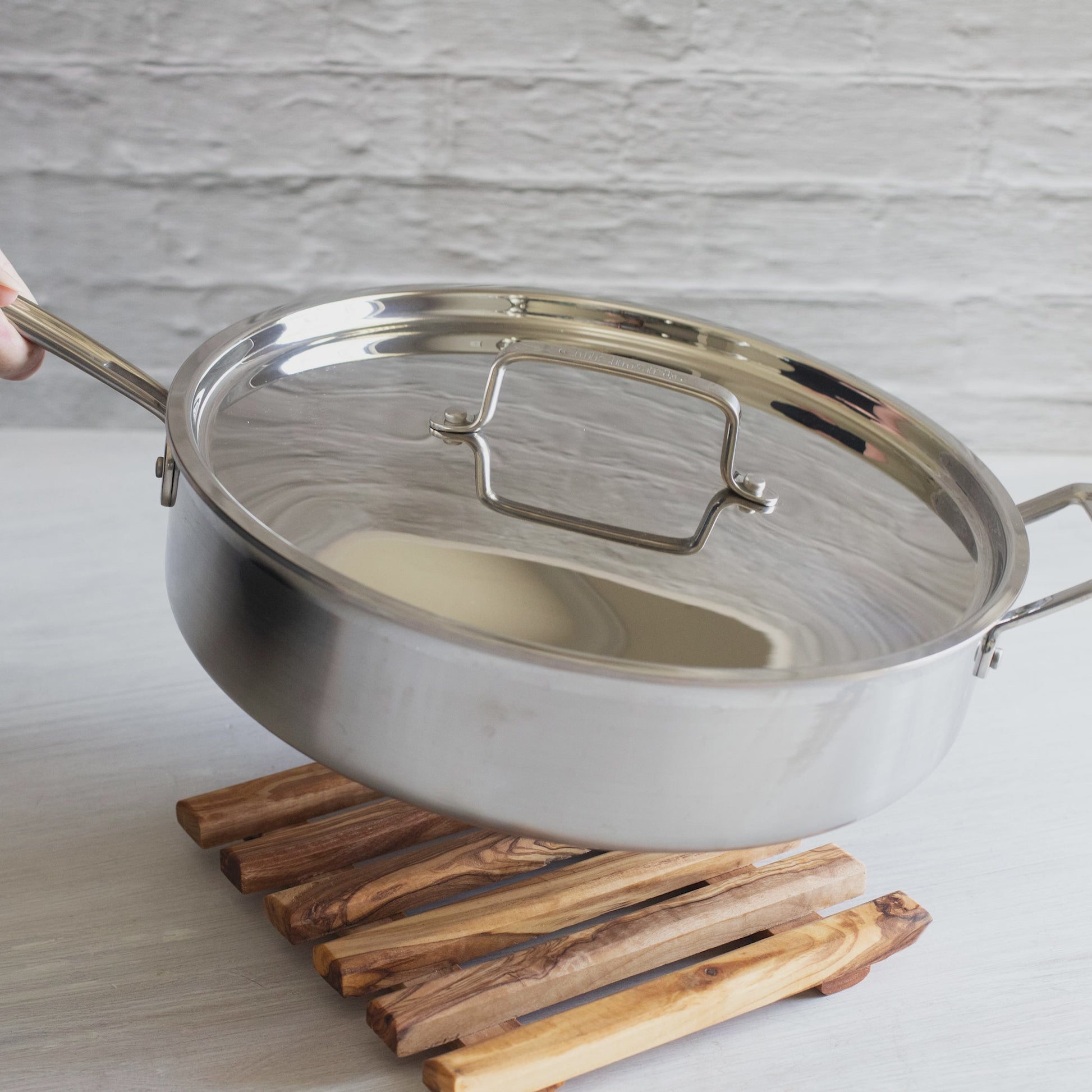 vjdeo presenting coaster made from olive wood