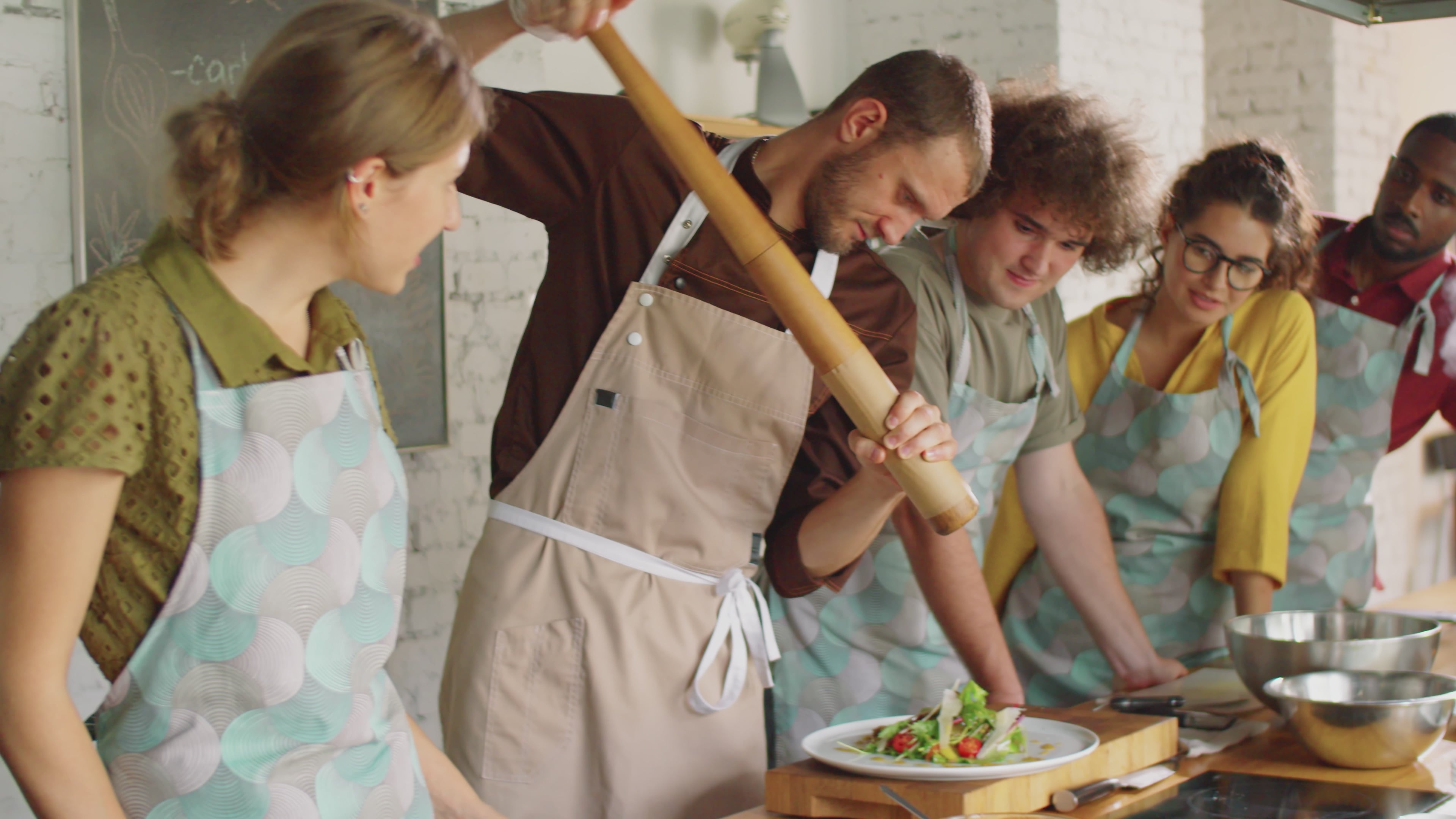 Load video: video presenting pepper salt mill made from olive wood